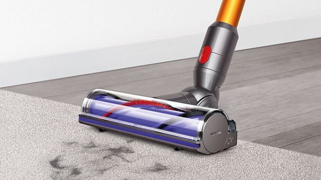 Cepillo Motorbar aspirando la suciedad de alfombras y suelos duros.