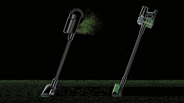 Immagine di due aspirapolvere senza filo Dyson V8 Absolute Plus che emettono aria filtrata