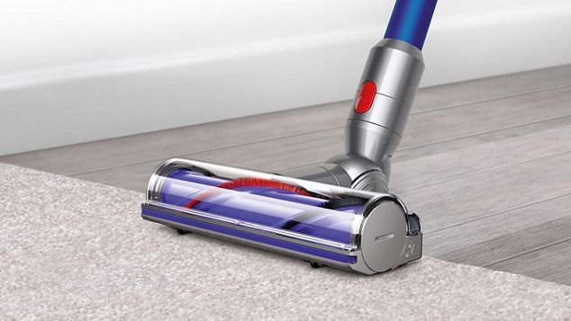 La brosse à entraînement direct du Dyson V8 nettoyant une moquette et un sol dur