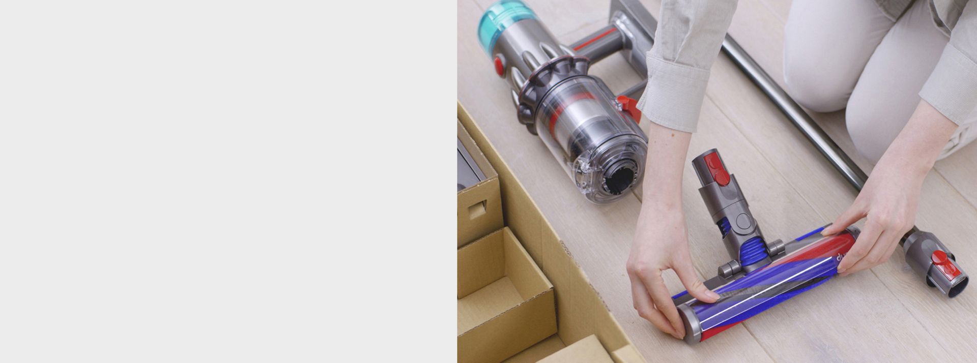 Dyson V12 Origin-støvsuger settes sammen av en kvinne.