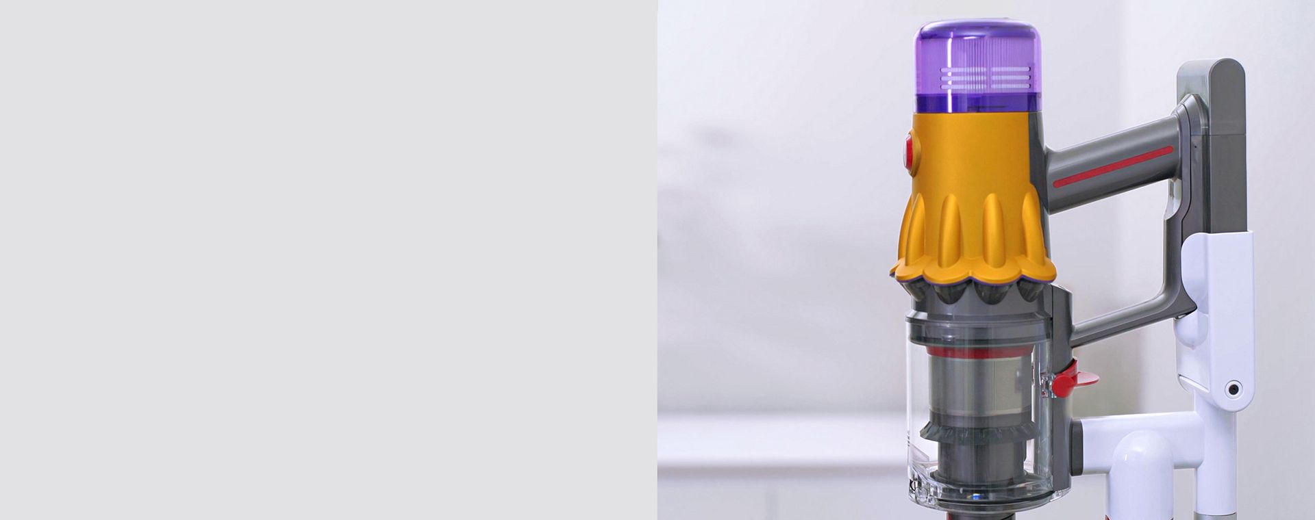 En hånd plasserer Dyson V12 Origin-støvsugeren i Floor Dok™.