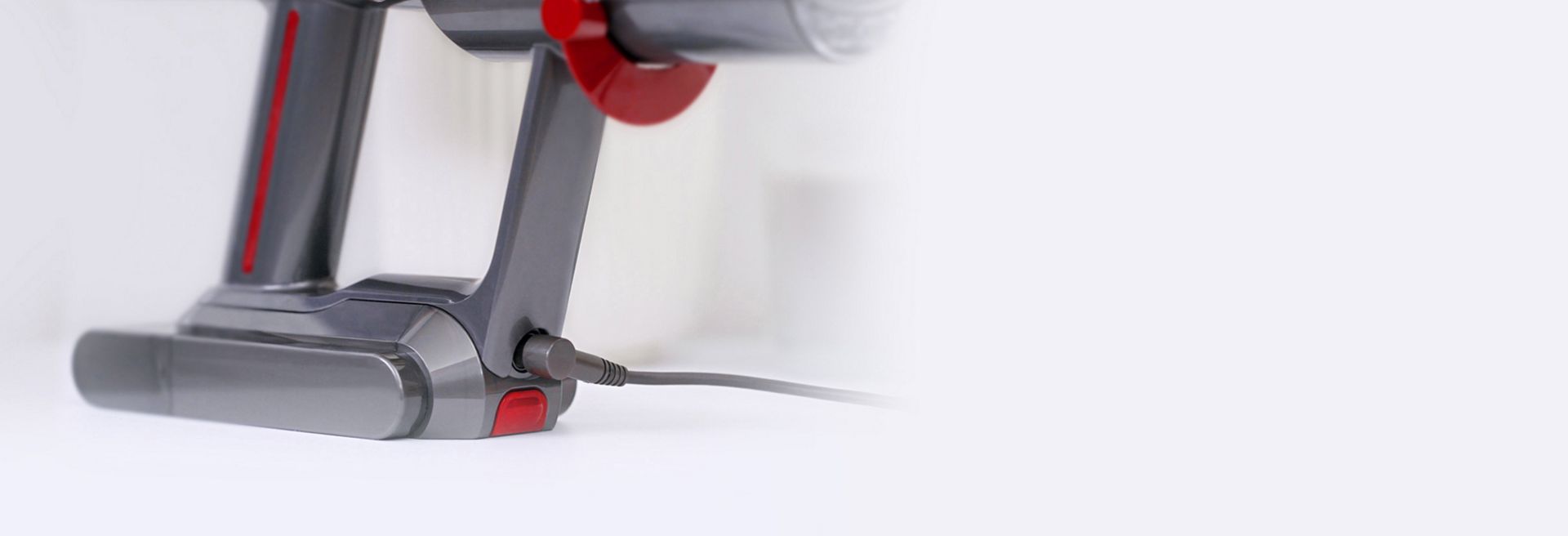 Batteriet til Dyson V12 origin-støvsugeren lades.