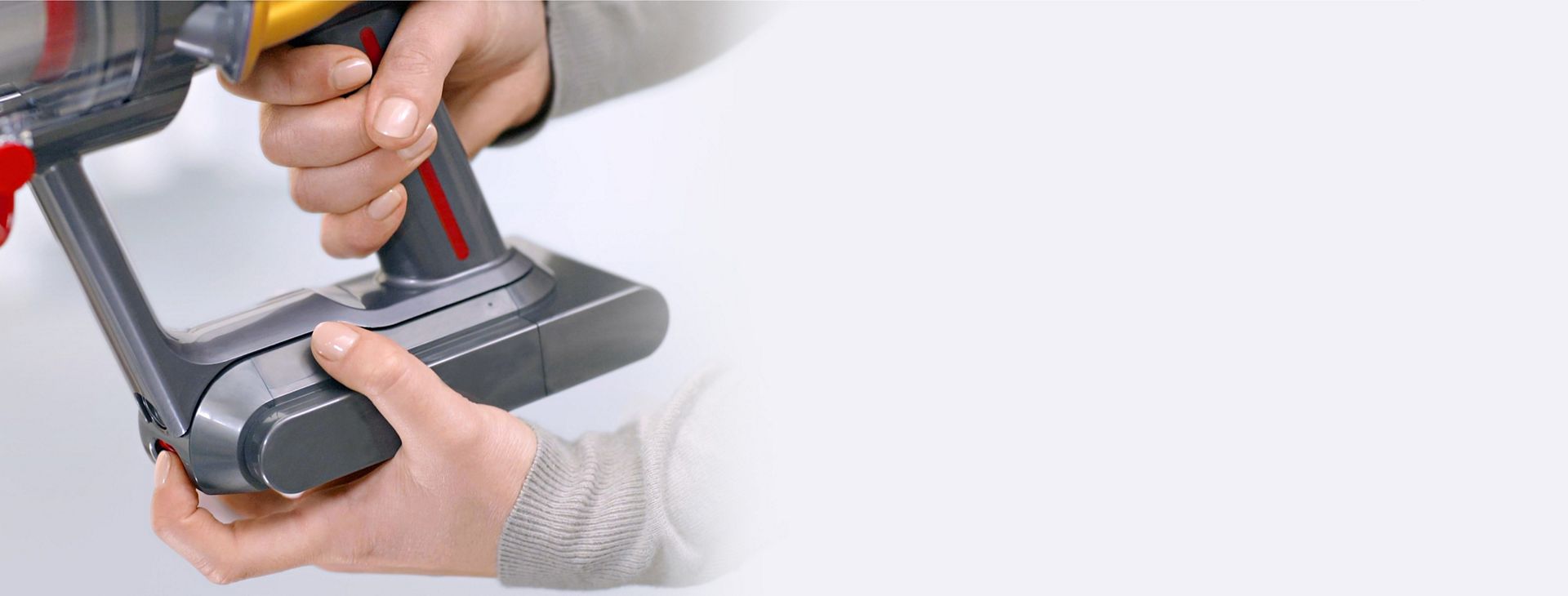 Batteriet til Dyson V12 Origin blir byttet.