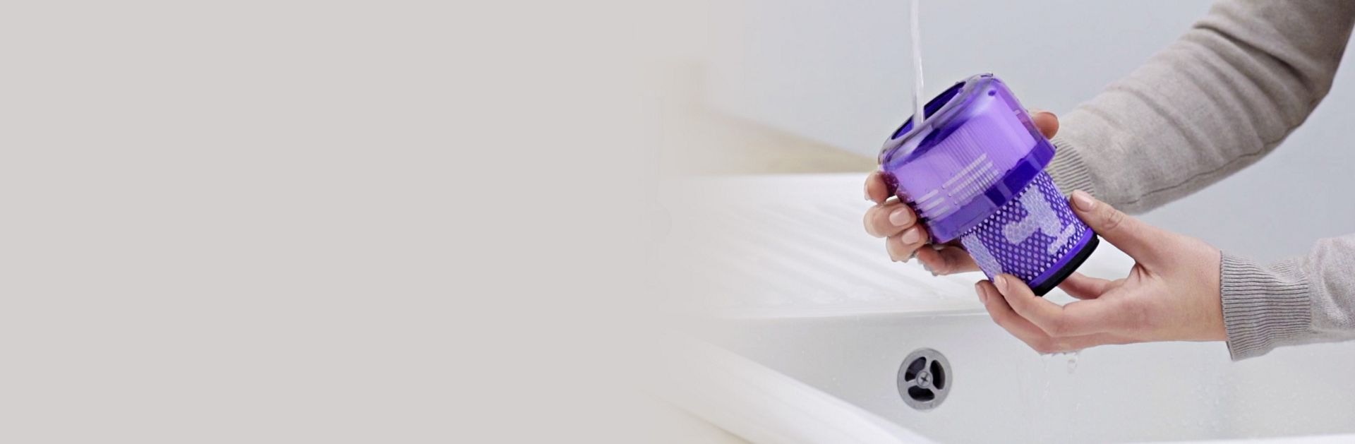 Dyson V12 Origin-filteret holdes.