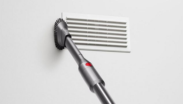 Aspirapolvere Dyson Micro 1,5kg che pulisce il muro.