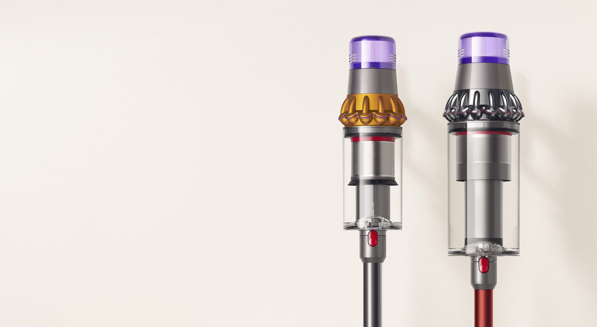 Dyson Outsize støvsuger med 150 % større beholder ved siden av beholderen til en Dyson V11 Absolute støvsuger.