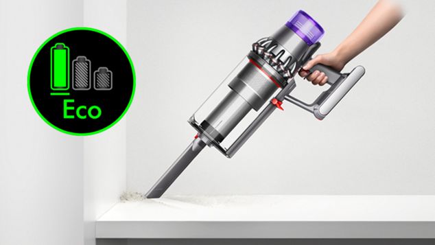 Dyson Outsize Staubsauger bei der Reinigung einer harten Oberfläche im Handstaubsaugermodus.