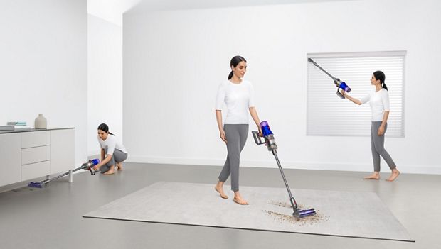 Nő takarít a ház különböző pontjain