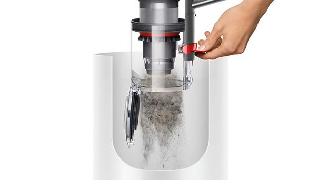 Személy, aki port ürít ki a tartályból