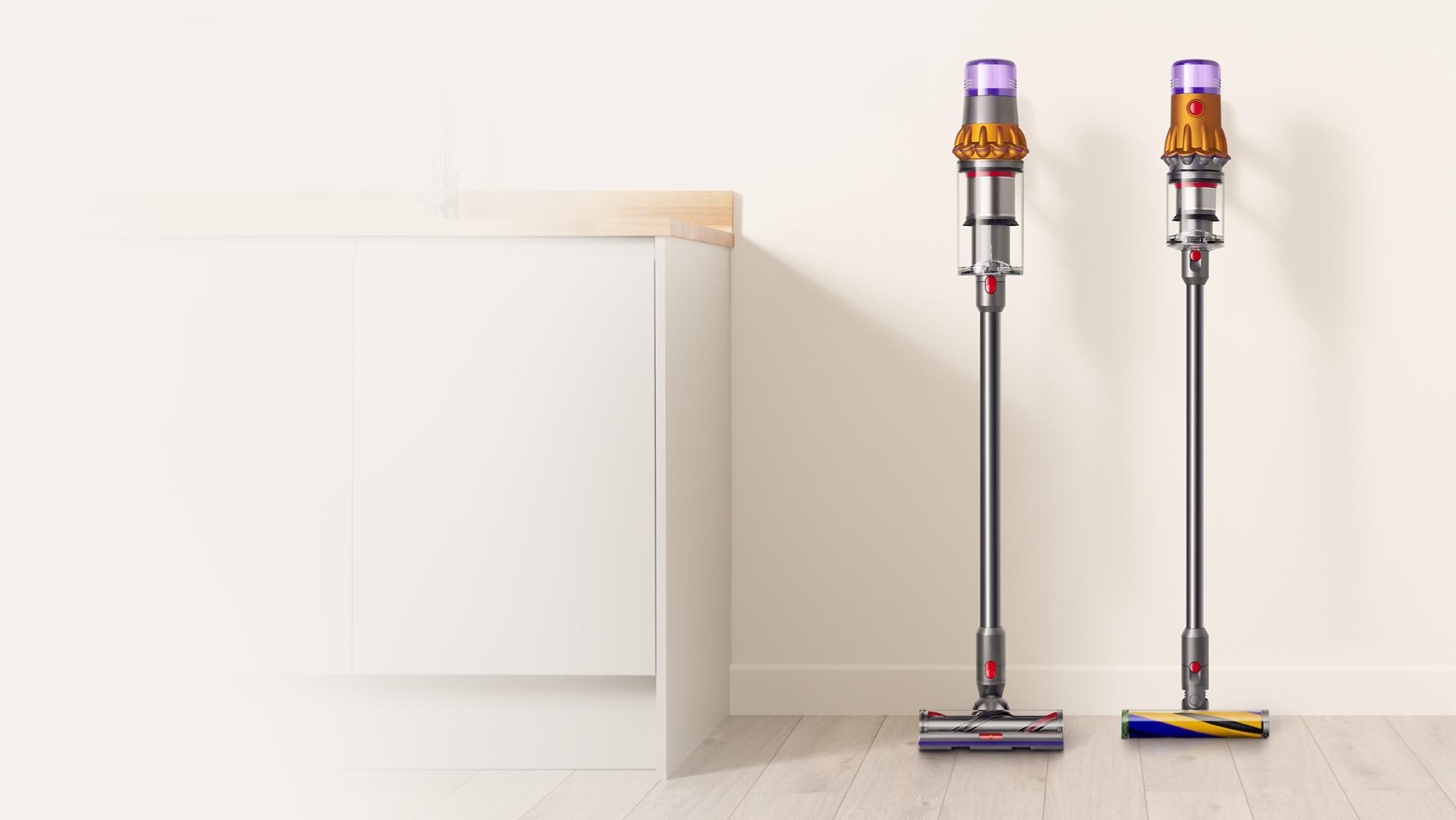 odkurzacz Dyson V15 Detect oraz Dyson V12 Slim stojące przy ścianie