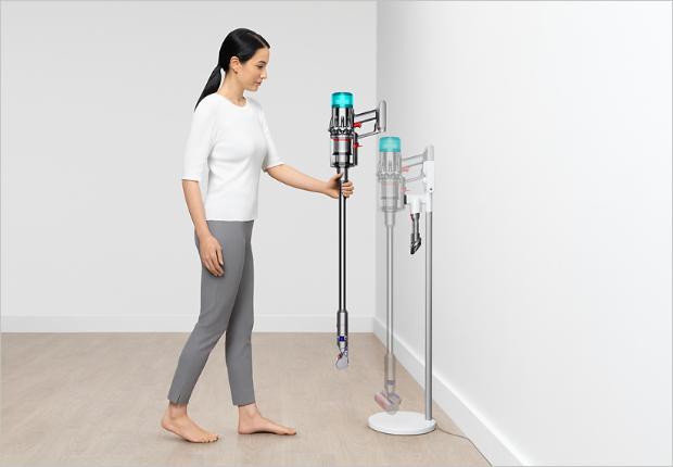 Dyson Digital Slim™ 輕量無線吸塵機置放於Grab and Go充電收納架。