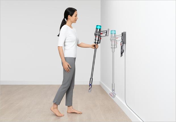 Dyson Digital Slim™ 輕量無線吸塵機掛於掛牆充電底座。