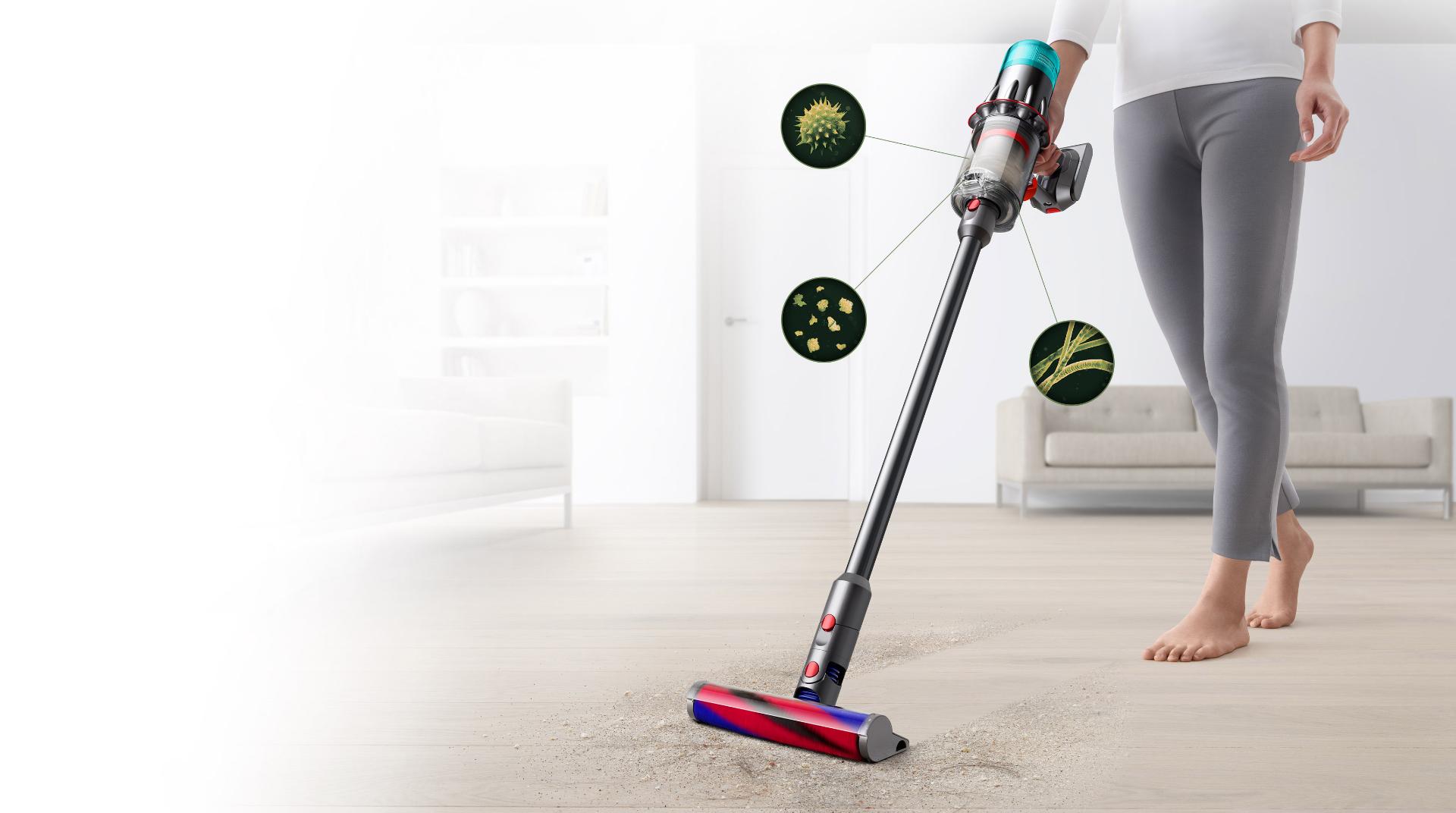 女性正在清潔硬質地板及榻榻米墊的圖像。隱藏於縫隙中的致敏原及微塵顯微鏡影像。