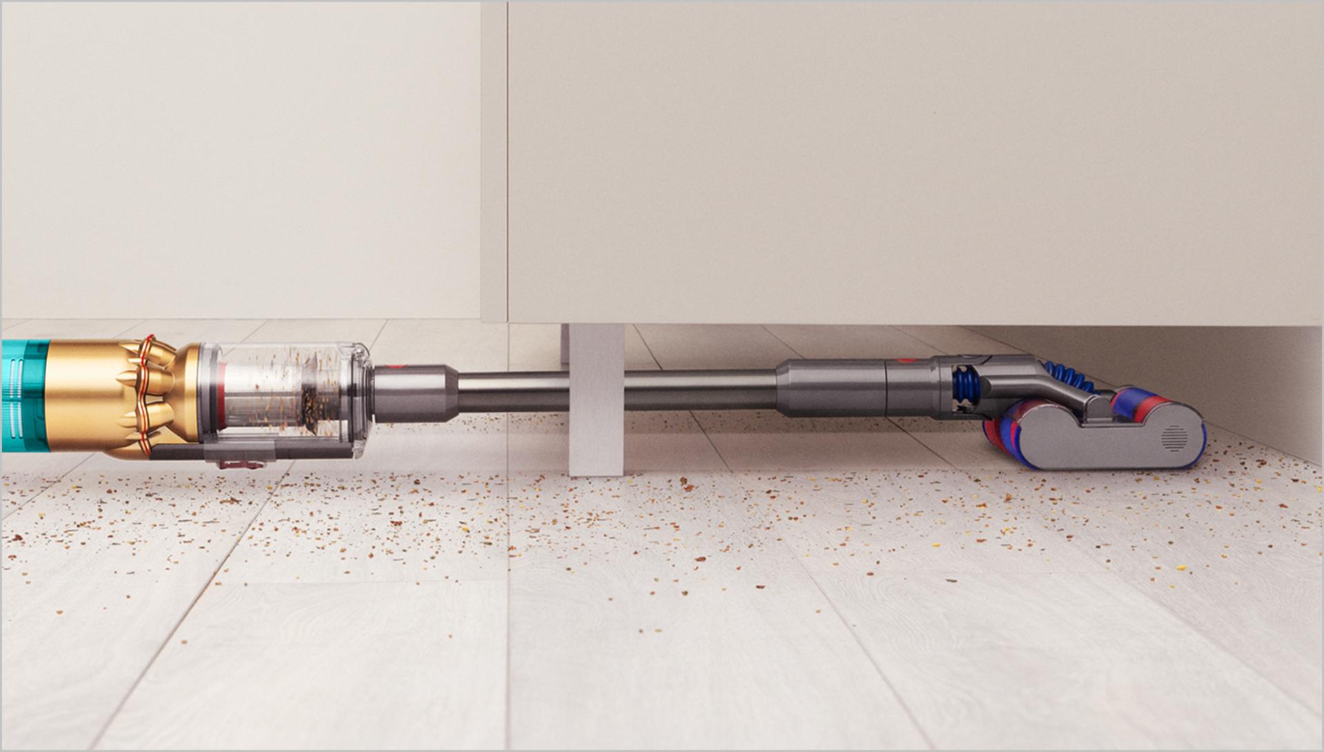 일직선 형태로 가구 아래 깊숙한 곳을 청소하는 옴니-글라이드 청소기