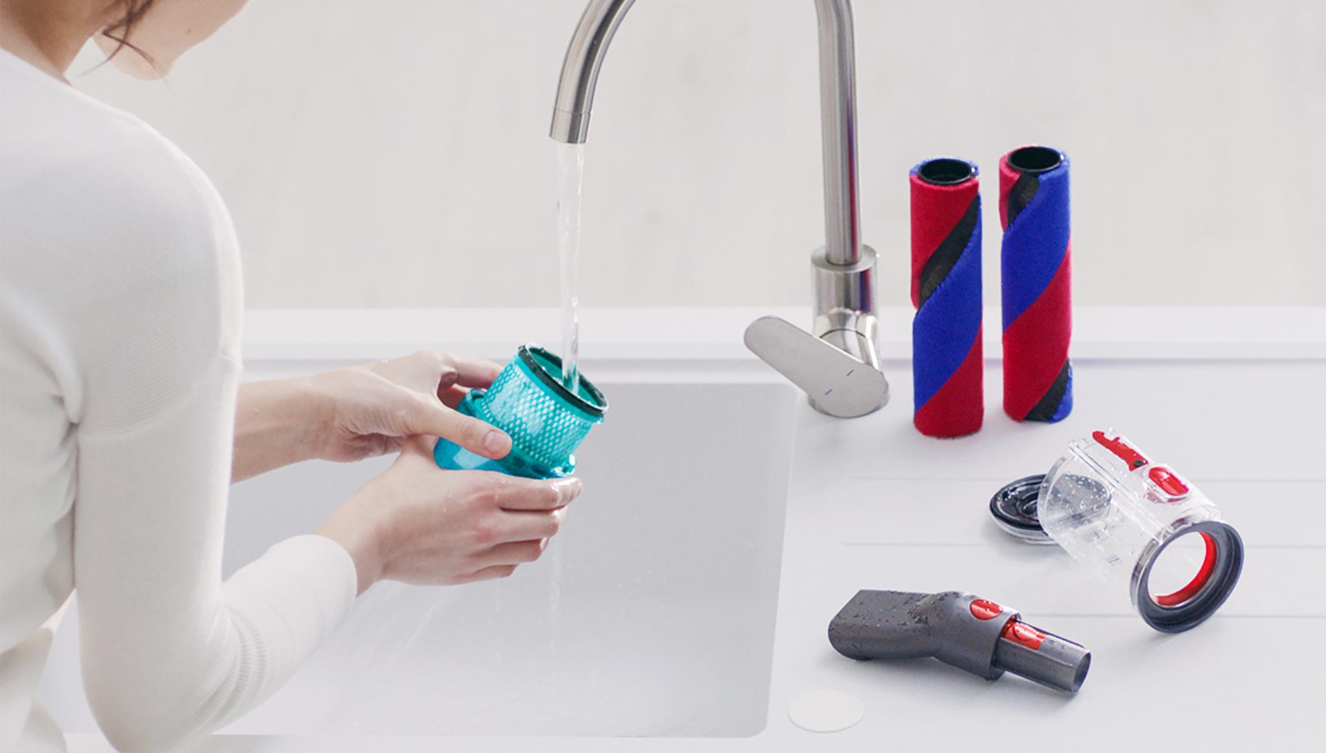 필터를 세척하는 이미지