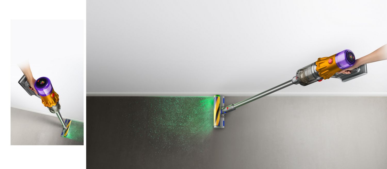 Nahaufnahme einer Hand, die den Dyson V15 Staubsauger hält