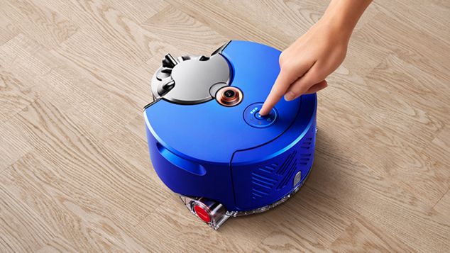 Utente utilizza il pulsante di controllo manuale del Dyson 360 Heurist robot aspirapolvere