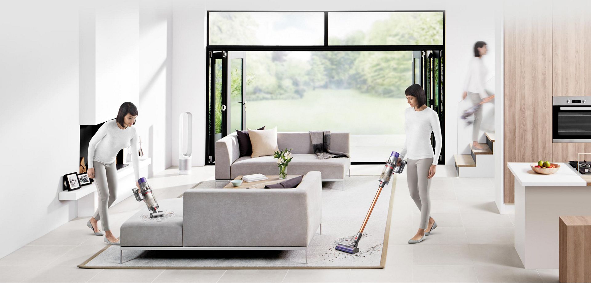 Frau verwendet einen Dyson Cyclone V10 Staubsauger, um diverse Bereiche im ganzen Zuhause zu reinigen. 