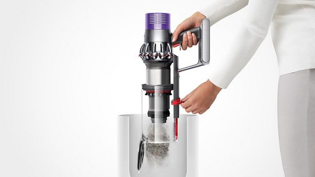 Der Dyson V10 wird in einem Mülleimer entleert 