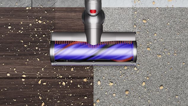 Frau reinigt den Boden mit dem Dyson Cyclone V10 Staubsauger 