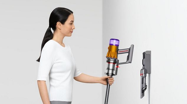 L'aspirapolvere Dyson v12 detect slim absolute nella stazione di ricarica.