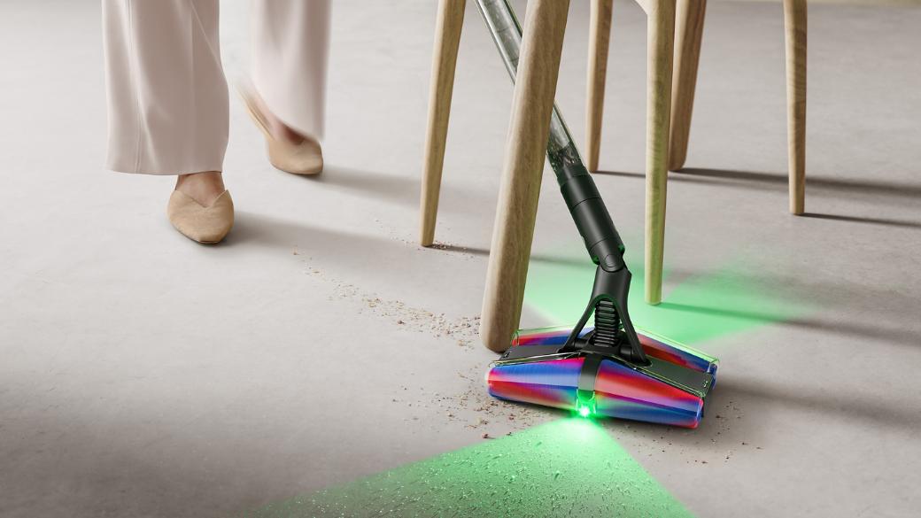 Kepala pembersih Dyson Fluffycones digunakan untuk membersihkan area di sekitar kaki kursi.