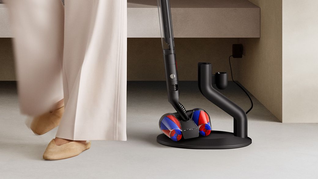 Pembersih Dyson PencilVac Fluffycones diletakkan di dok pengisian daya.