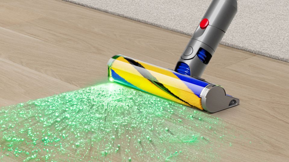 Spazzola con luce integrata che pulisce un pavimento duro.