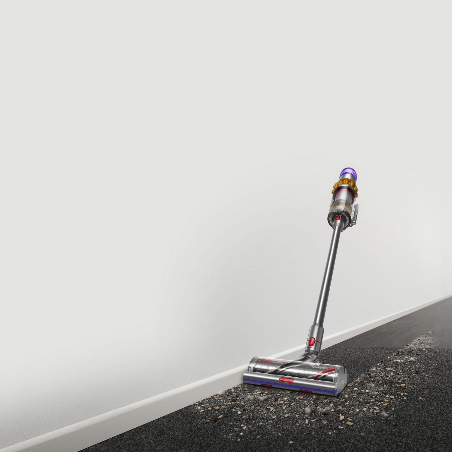 Cepillo High Torque con tecnología sin enredos limpiando entre un suelo duro y una moqueta