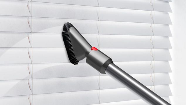 Dyson V15 Detect Staubsauger reinigt im Handstaubsaugermodus
