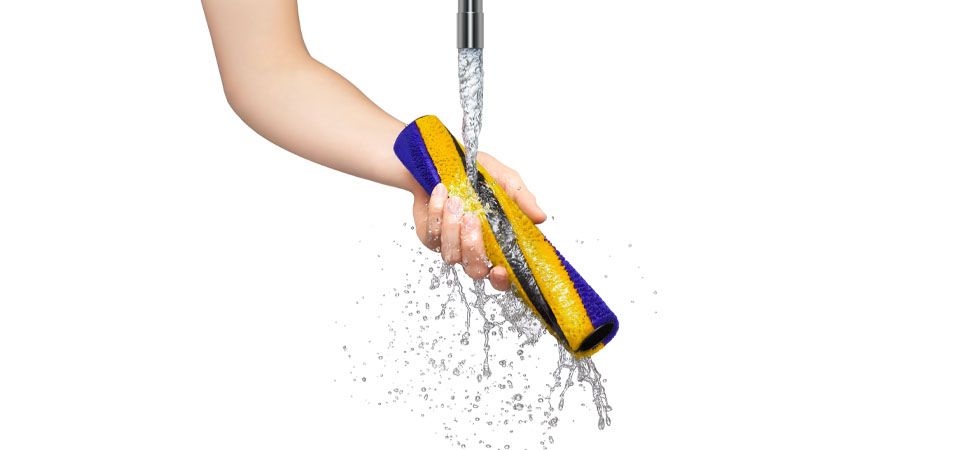 Wiederverwertbare Fluffy™ Rolle unter Wasserstrahl 