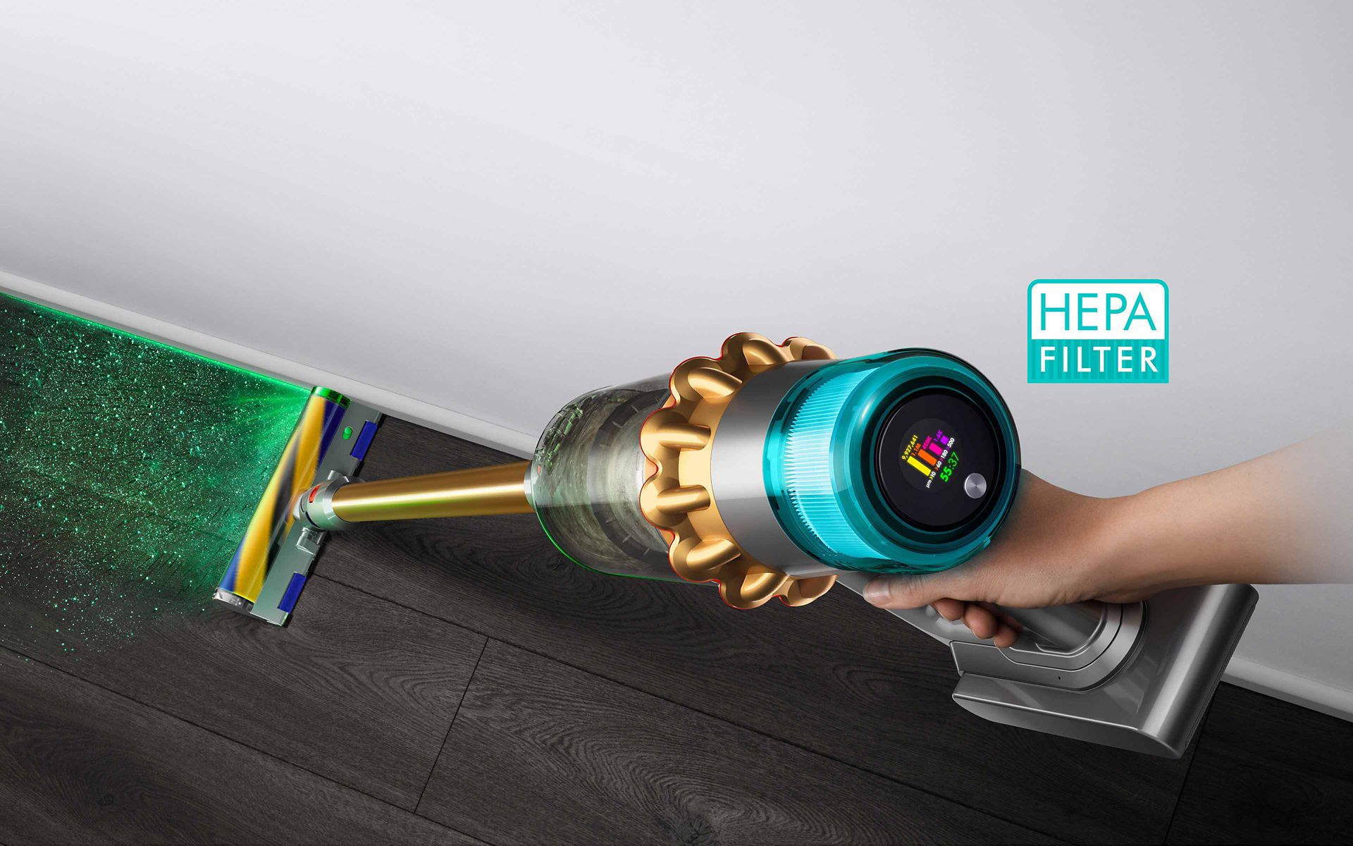 Nahaufnahme einer Hand, die den Dyson V15 Staubsauger hält