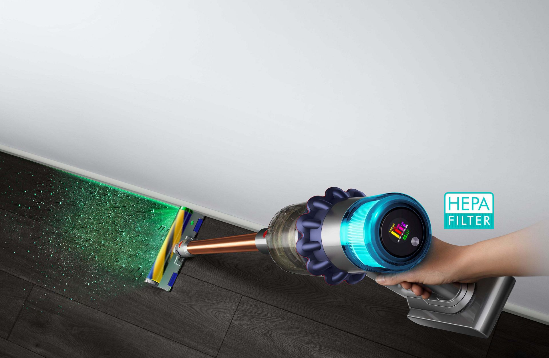 Plan rapproché d’une main tenant l’aspirateur Dyson V15 Detect