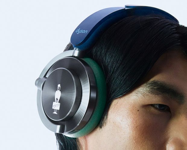 Close-up of the PORTER emblem etched onto the OnTrac headphones’ outer cap.