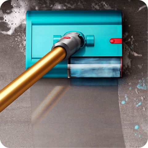 Der Dyson WashG1™ wird zusammen mit dem Dyson Reinigungsmittel verwendet, um einen Fliesenboden zu reinigen.