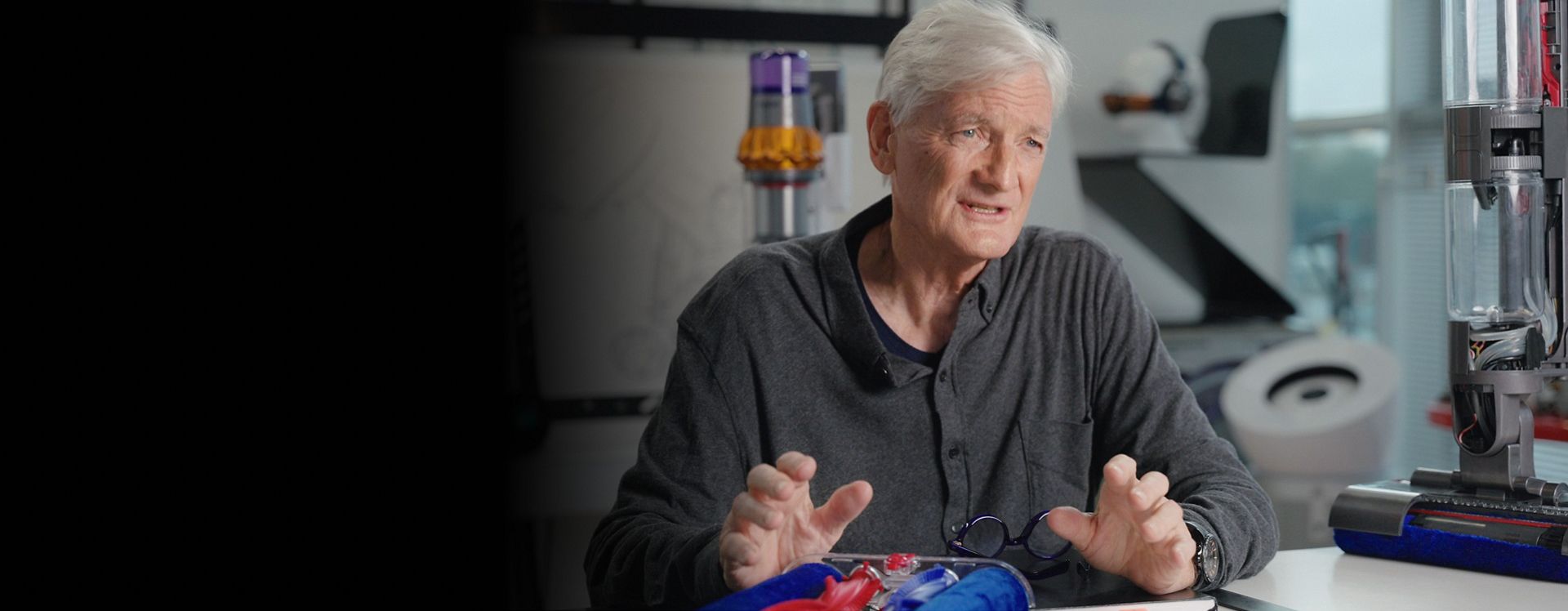 James Dyson spiega la tecnologia dei lavapavimenti ad un intervistatore fuori campo