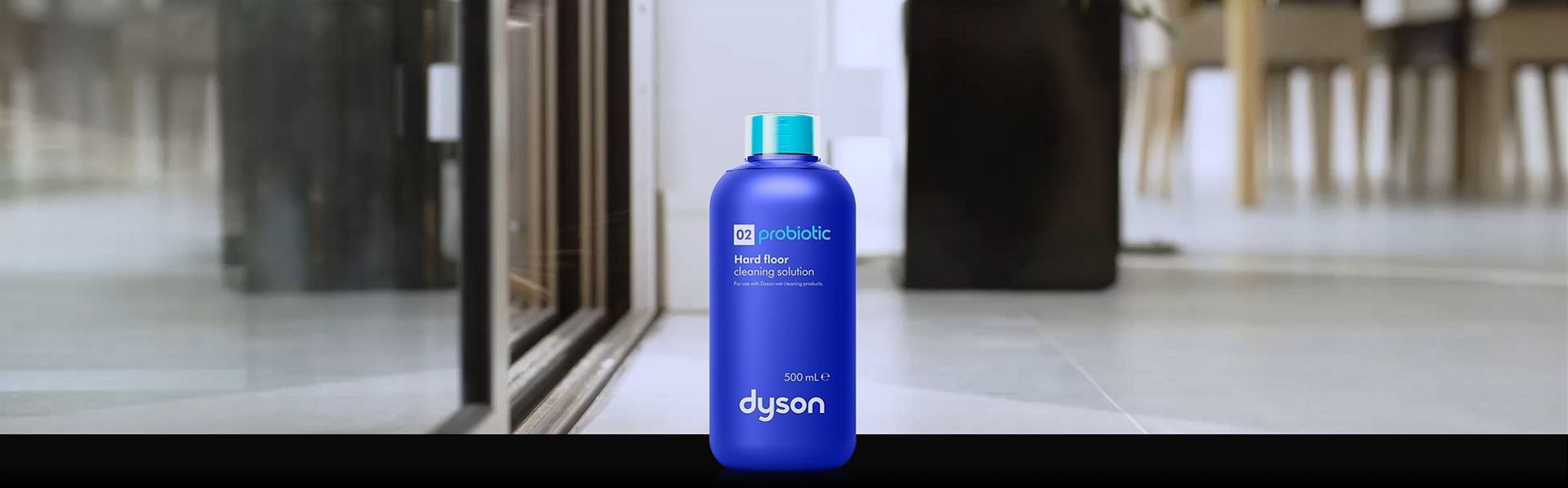 Die Dyson 02 Probiotic Reinigungslösung für Hartböden mit einem Dyson WashG1 und Dyson Submarine Bodenaufsatz mit Nass-Walze.