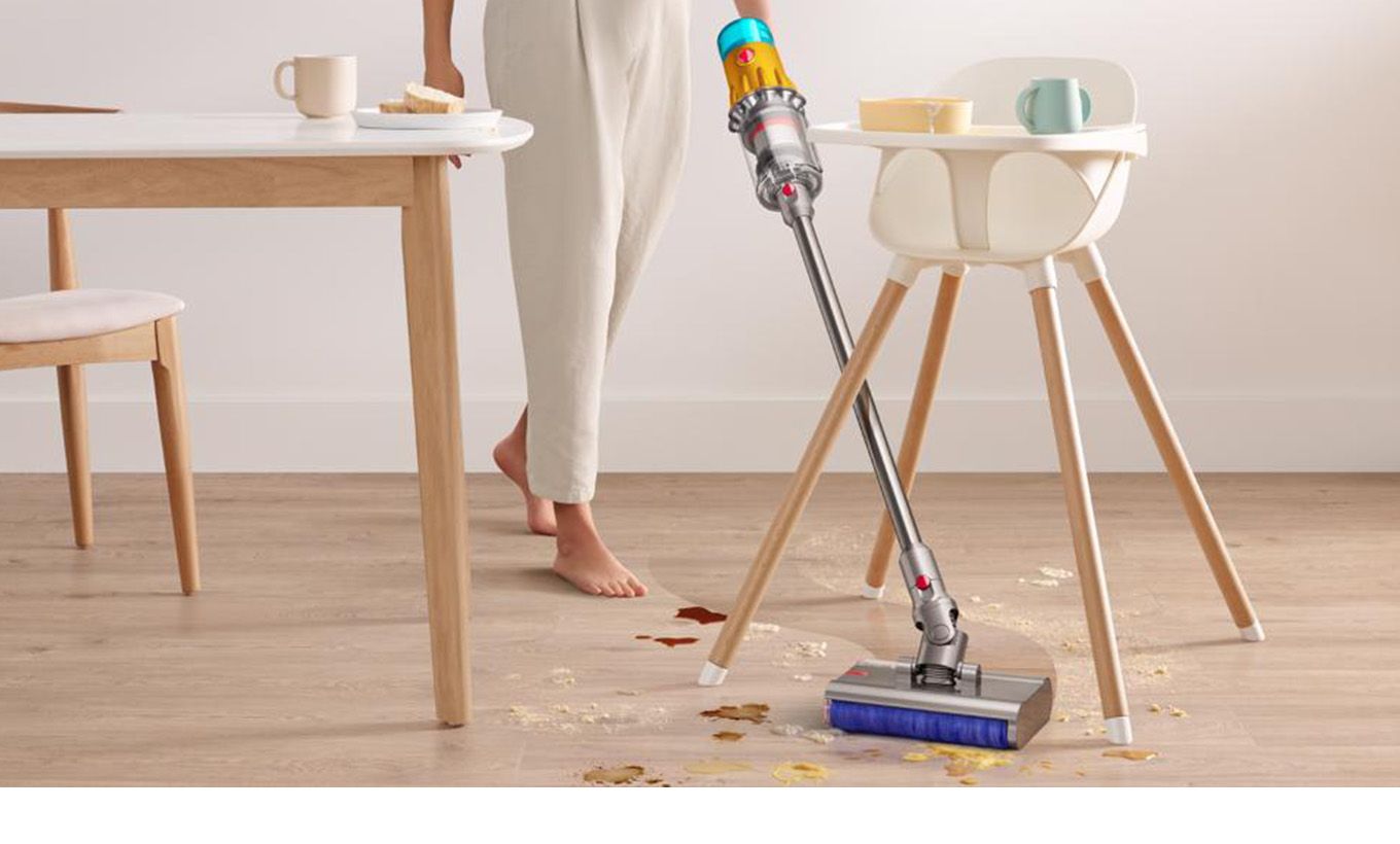 Dyson V12s Detect Slim Submarineで水拭きをする様子