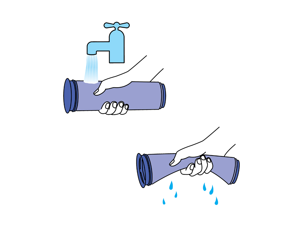 Image montrant le filtre en train d’être nettoyé à l’eau froide du robinet.