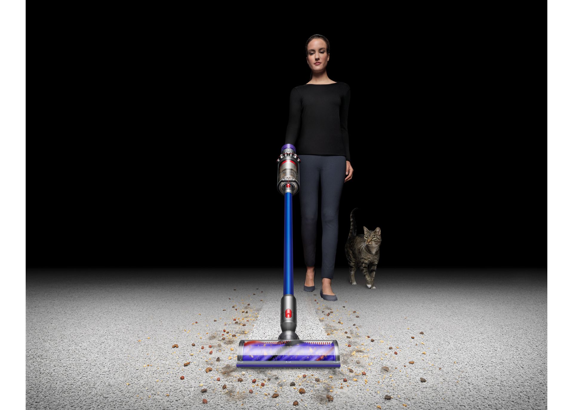 Kvinde, der støvsuger gulv og loft med Dyson V11™ støvsuger.