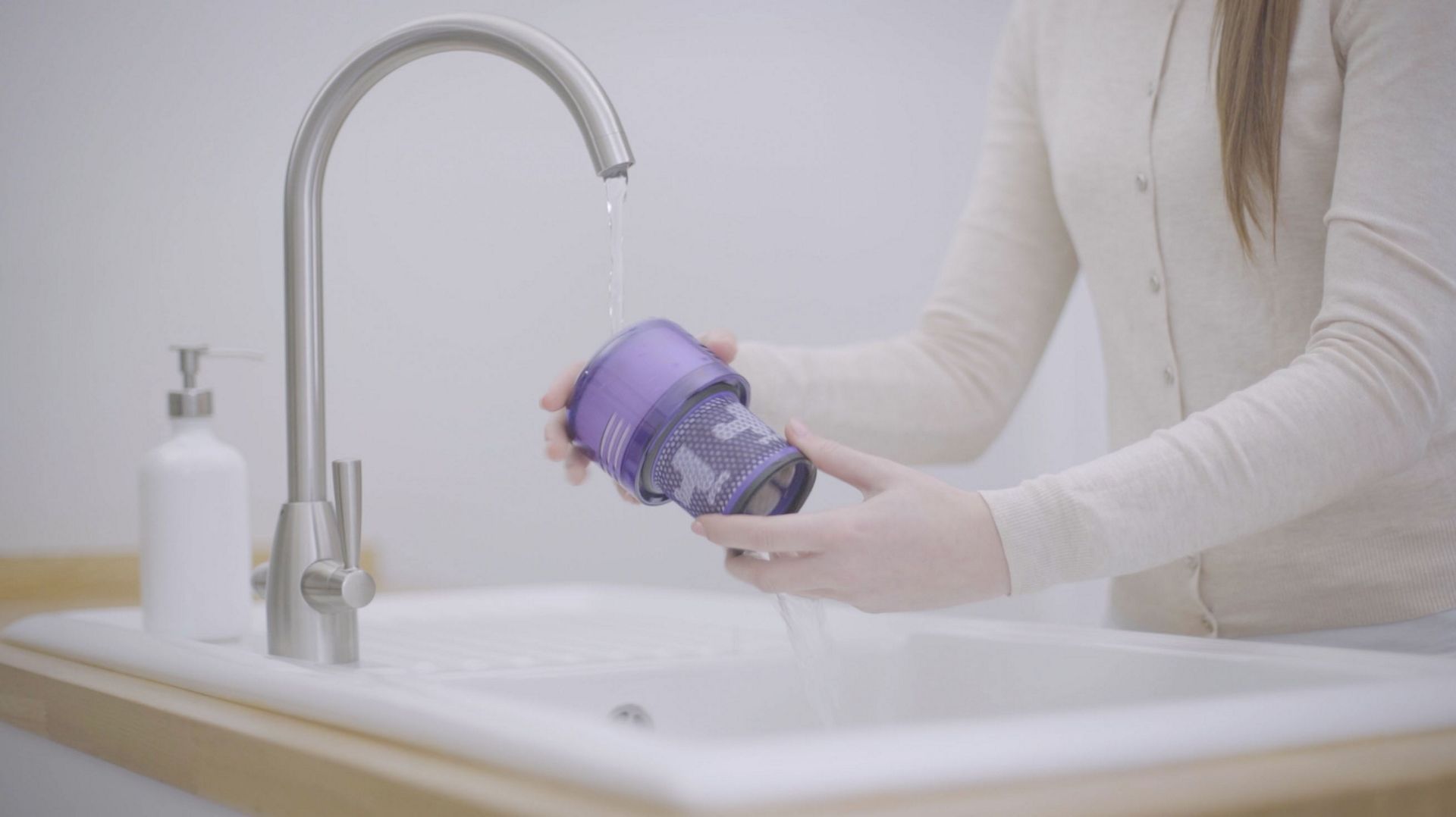 Ein Video, das zeigt, wie der Dyson V11 Staubsaugerfilter gewaschen und getrocknet wird