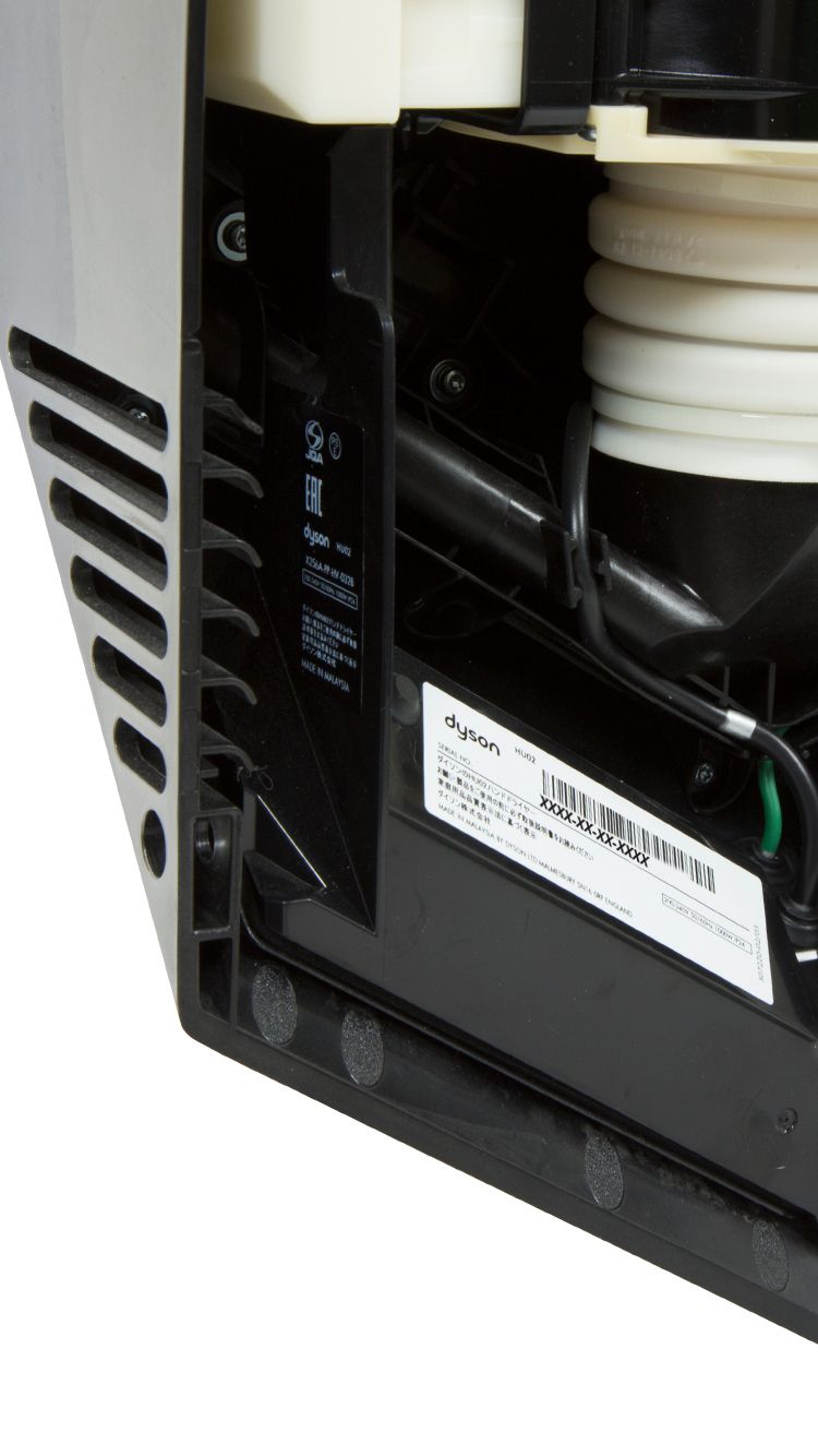 Derrière la grille d’entrée d’air