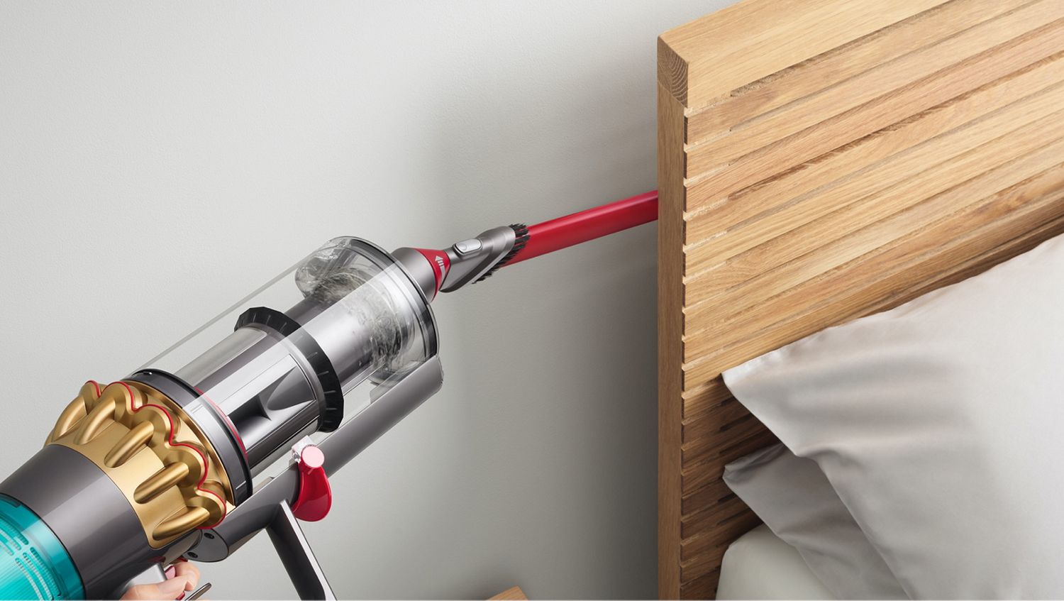 Aufsatz für enge Zwischenräume reinigt hinter einem Bettgestell