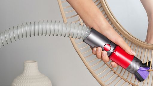 Scratch-free dusting brush cleaning a mirror