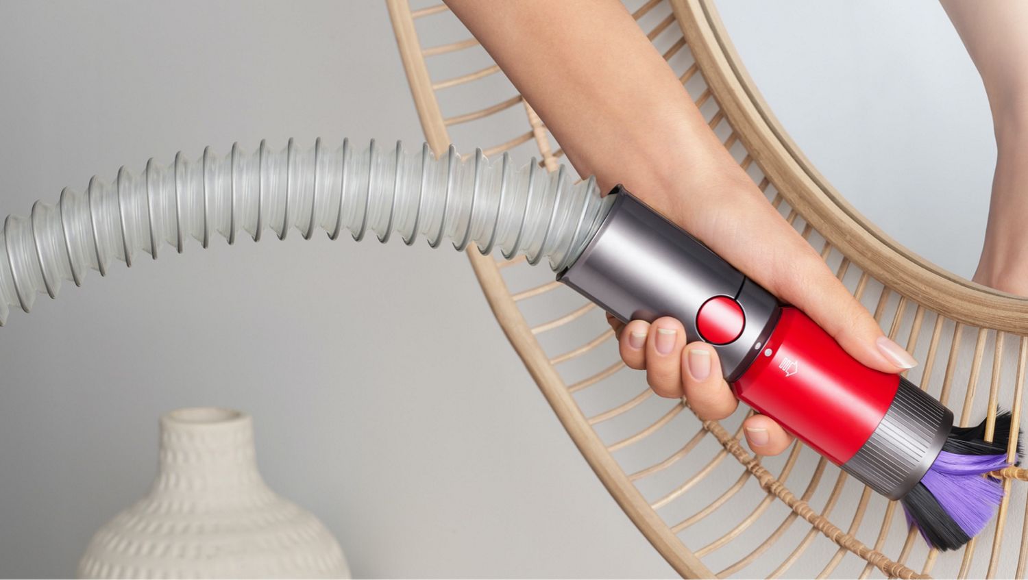 Scratch-free dusting brush cleaning a mirror