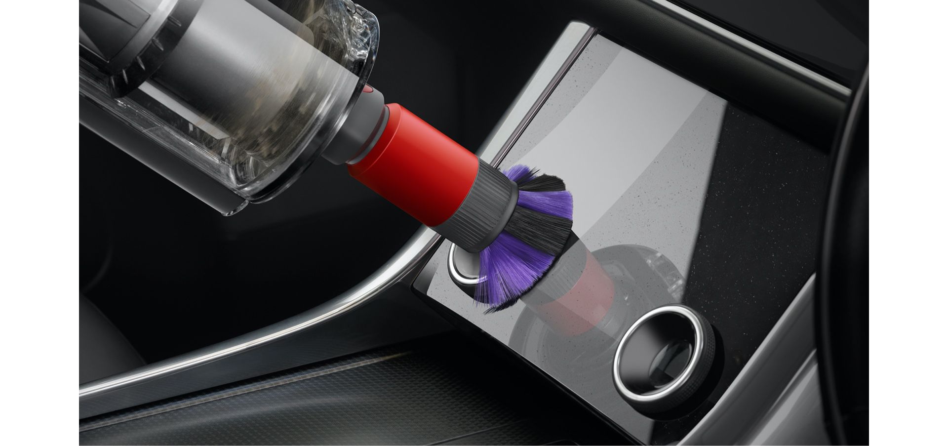 Cepillo para superficies delicadas limpiando el interior del coche