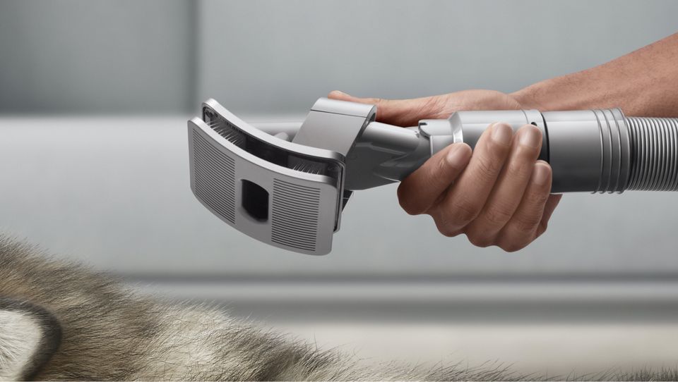 Self-cleaning Pet groom tool in self-clean mode