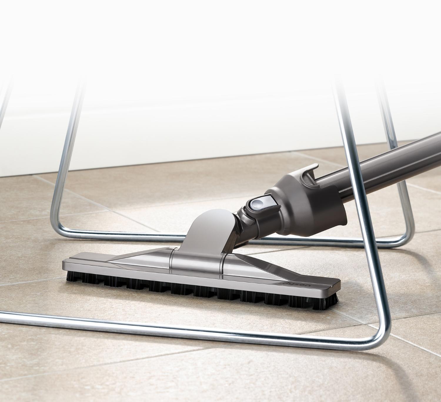 Brosse sols durs articulée sous une chaise