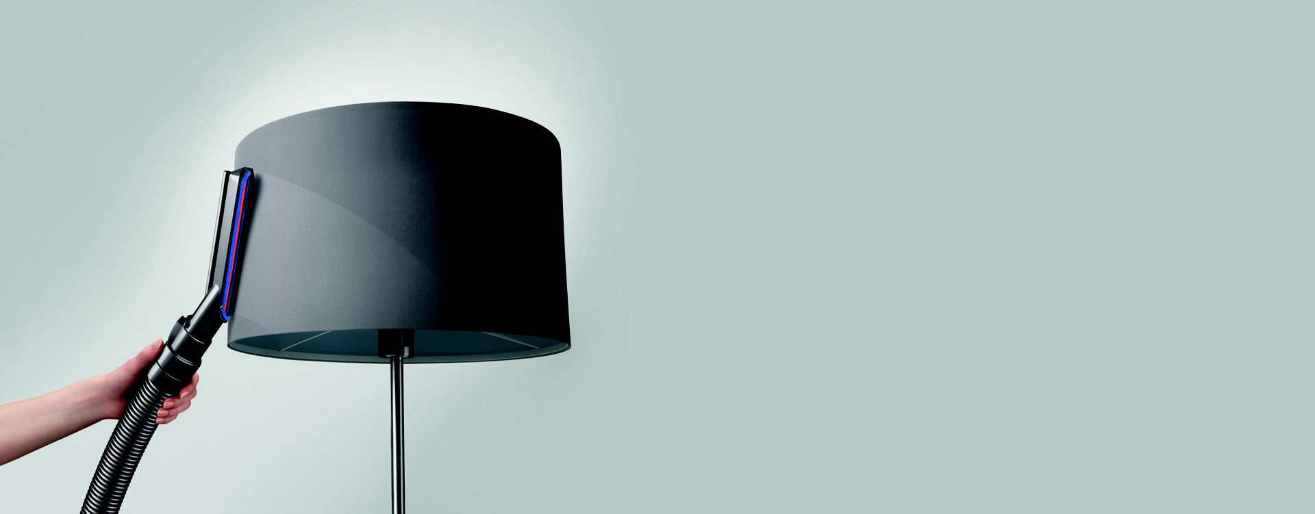Mini spazzola delicata in carbonio che pulise una lampada