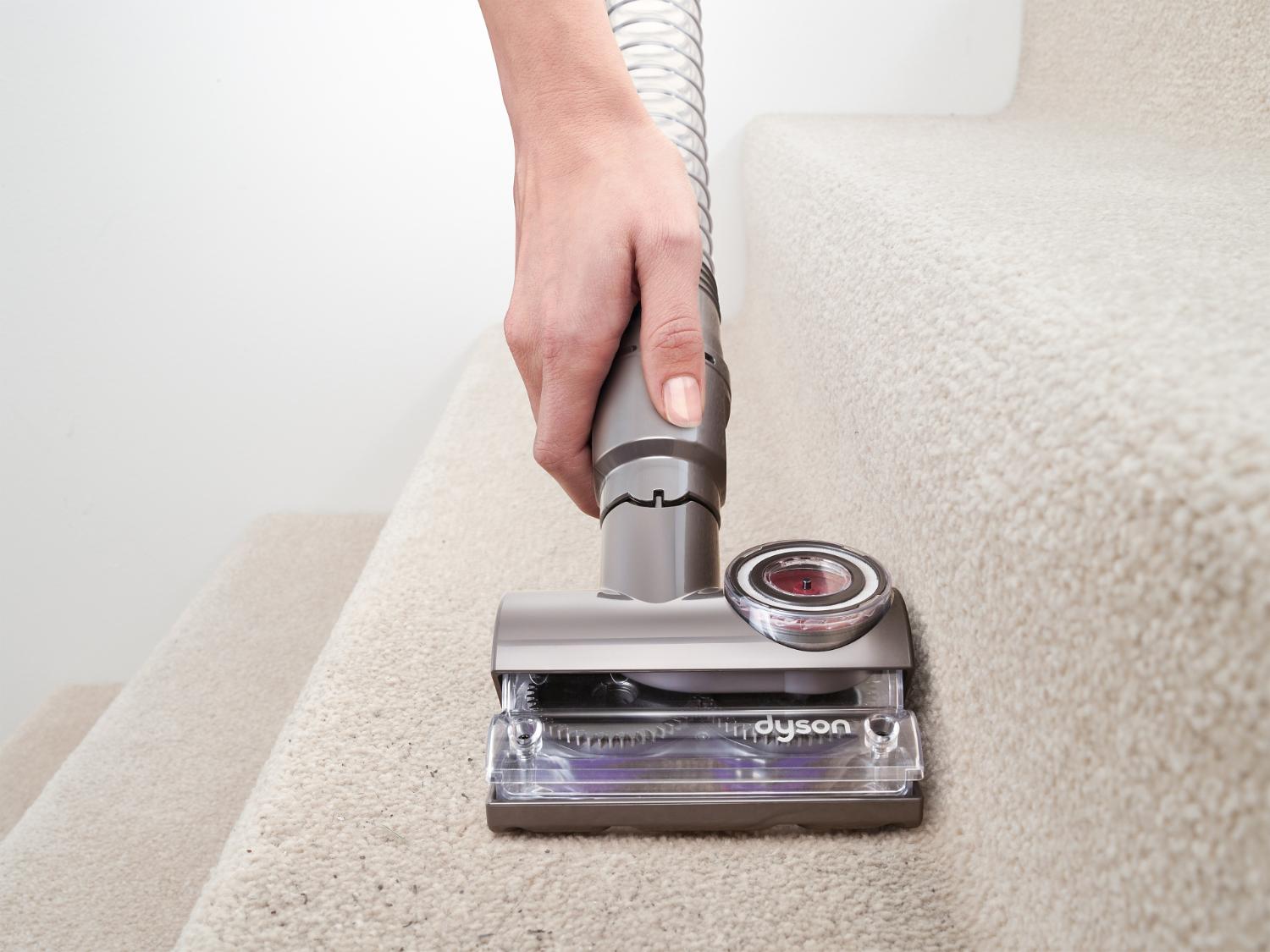 Brosse auto-démêlante dans des escaliers